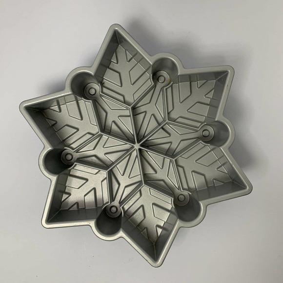 Nordic Ware Disney Frozen 2 Cast Snowflake Pull Apart Bundt Cake Pan 6 cups - Picture 7 of 12